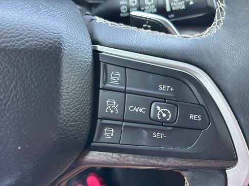 Used 2023 Jeep Grand Cherokee L Limited w/ Black Appearance Package AWD/4WD image 23