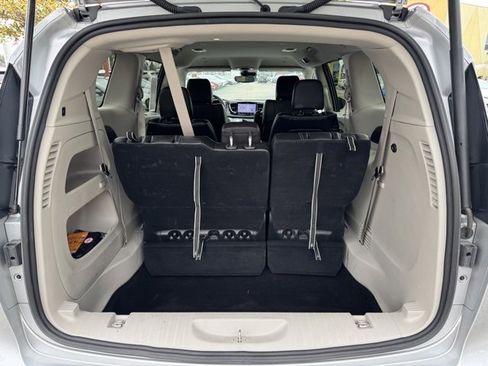 Used 2024 Chrysler Pacifica Touring-L image 11