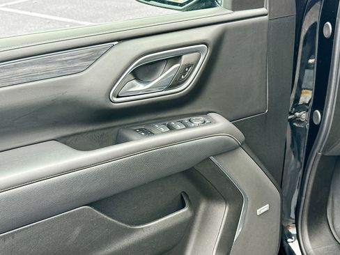 Used 2024 GMC Yukon XL SLT w/ SLT Luxury Package image 8