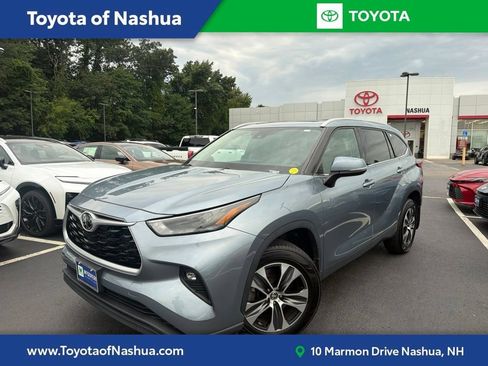 Used 2022 Toyota Highlander XLE AWD/4WD image 1