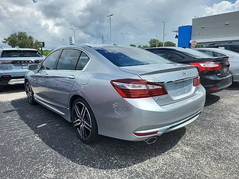 Used 2017 Honda Accord Touring image 4