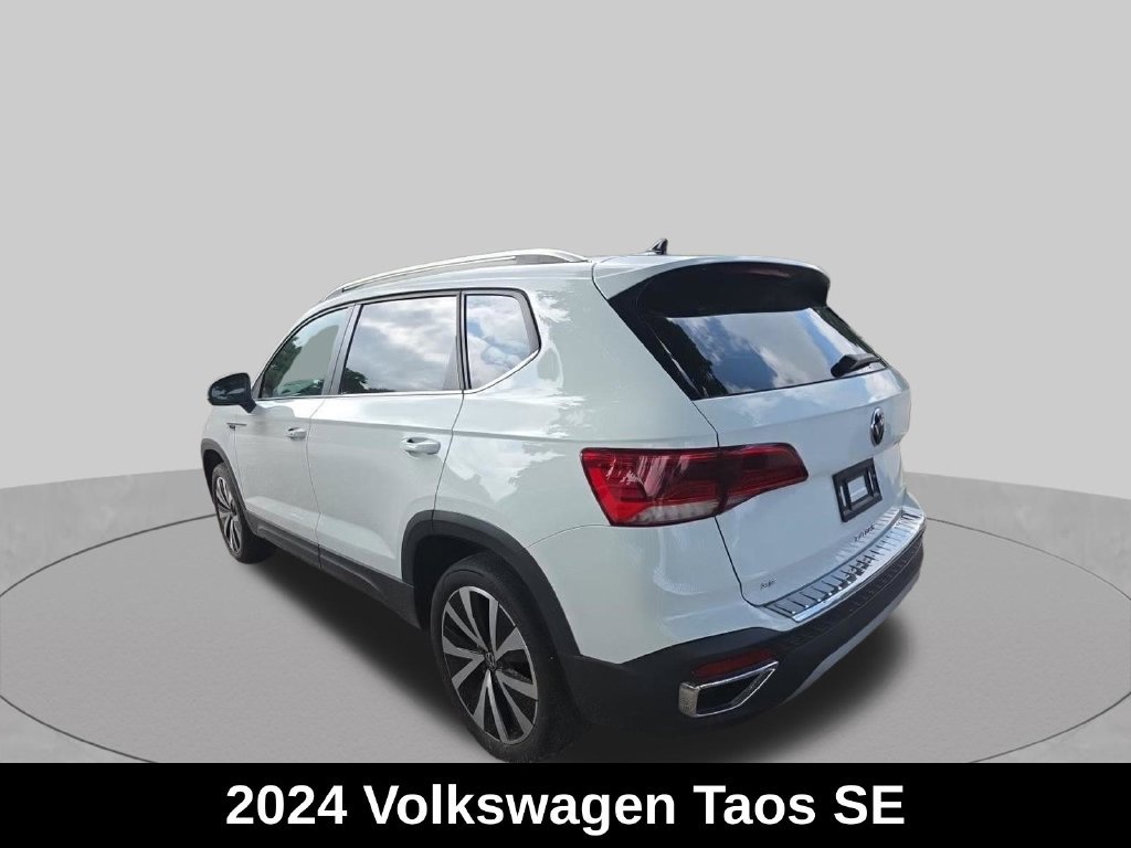 Used 2024 Volkswagen Taos SE w/ Panoramic Sunroof Package FWD image 3