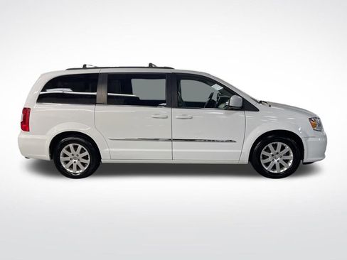 Used 2016 Chrysler Town & Country Touring image 7
