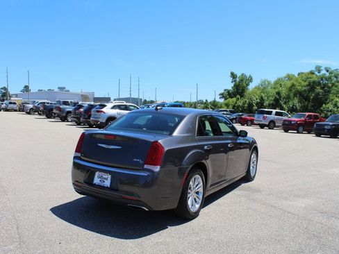 Used 2016 Chrysler 300 C RWD image 7