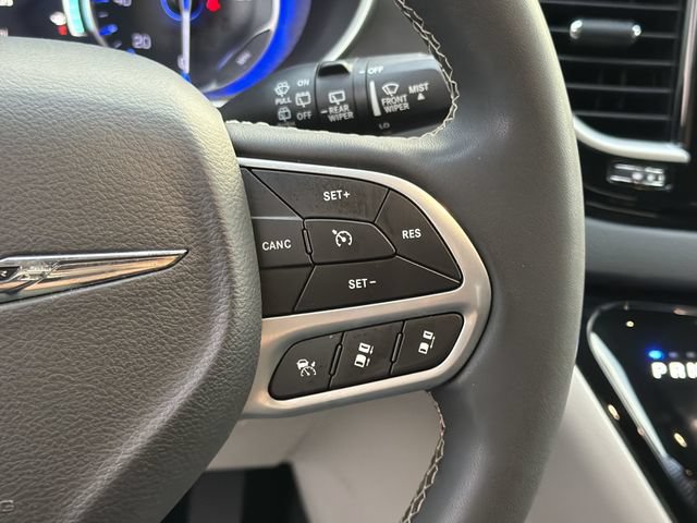 Used 2023 Chrysler Pacifica Touring-L FWD image 25