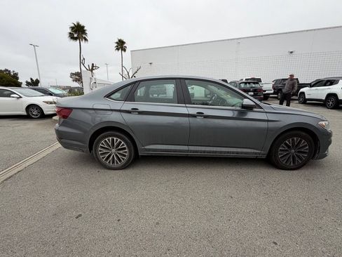 Used 2019 Volkswagen Jetta SE w/ Cold Weather Package FWD image 3