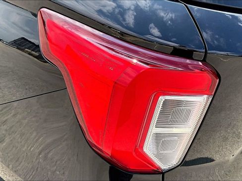 Used 2022 Ford Explorer XLT w/ Equipment Group 202A AWD/4WD image 30