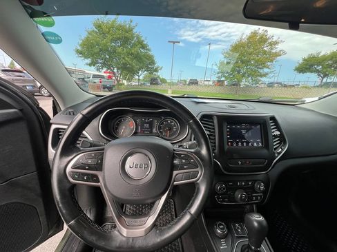 Used 2020 Jeep Cherokee Latitude Plus w/ Cold Weather Group AWD/4WD image 36