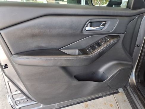 Used 2025 Nissan Rogue SV FWD image 22