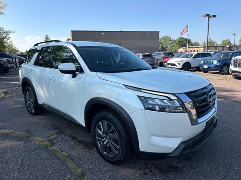 Used 2024 Nissan Pathfinder SV AWD/4WD image 3