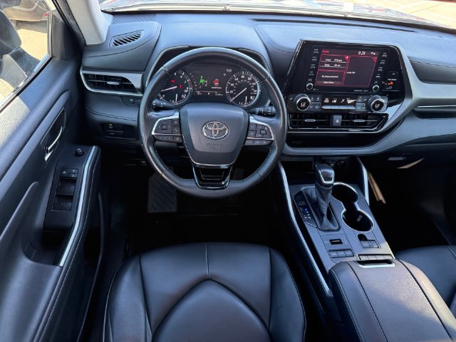 Used 2020 Toyota Highlander XLE AWD/4WD image 25