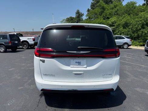 Used 2023 Chrysler Pacifica Limited FWD image 6