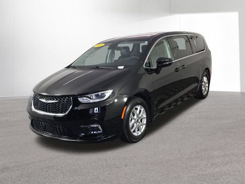 Used 2024 Chrysler Pacifica Touring-L FWD image 10
