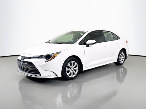 Used 2025 Toyota Corolla LE FWD image 4
