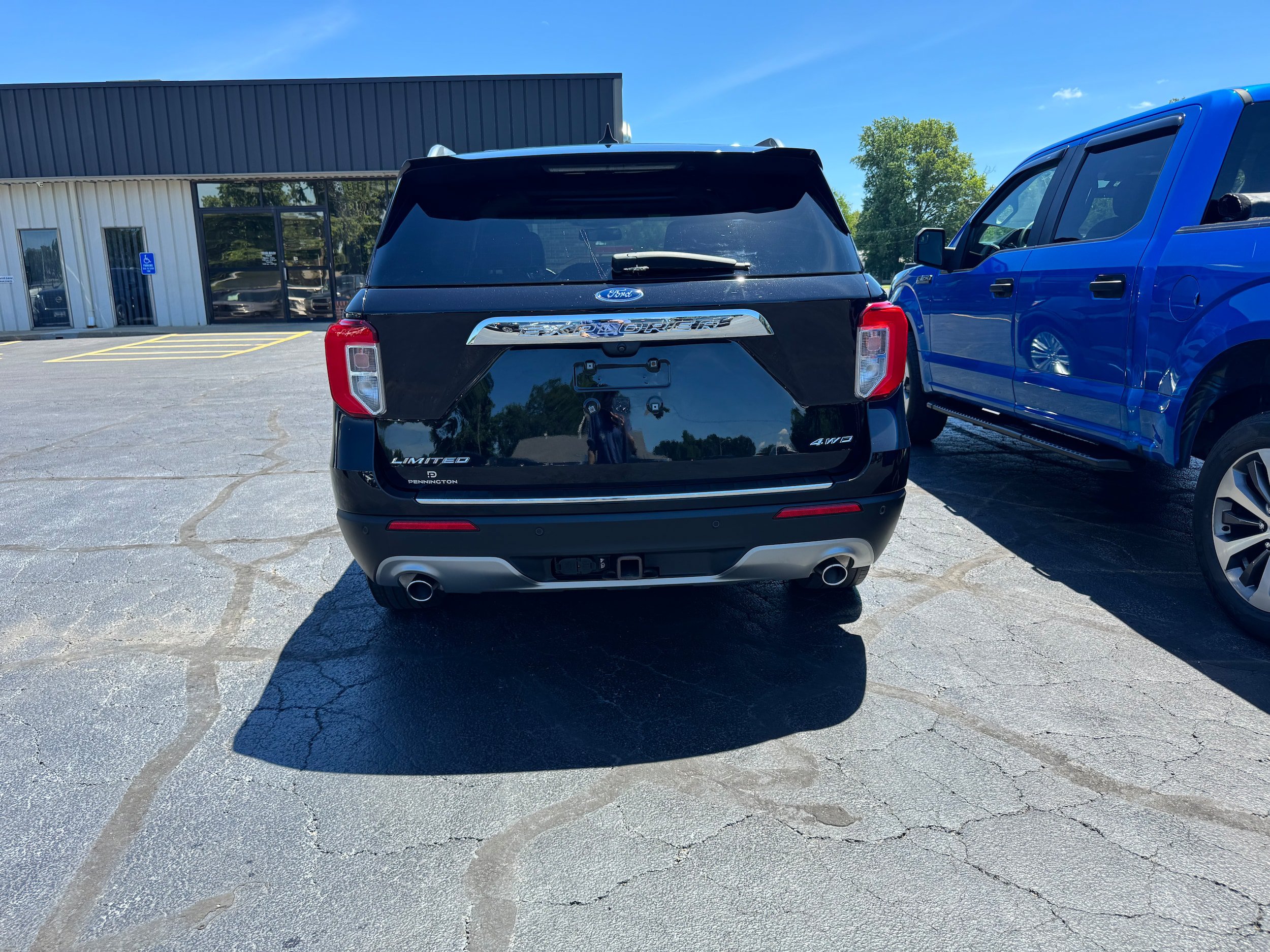 Used 2024 Ford Explorer Limited w/ Limited Technology Package AWD/4WD image 4