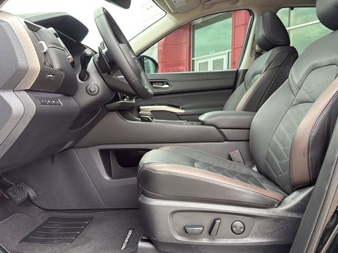 Used 2024 Nissan Pathfinder Platinum w/ Cargo Package image 18