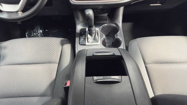 Used 2019 Toyota Highlander LE FWD image 20