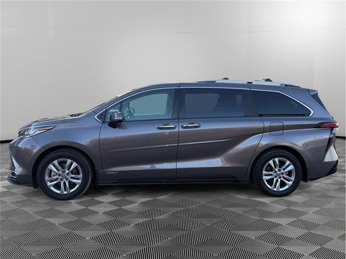 Used 2021 Toyota Sienna Limited image 2