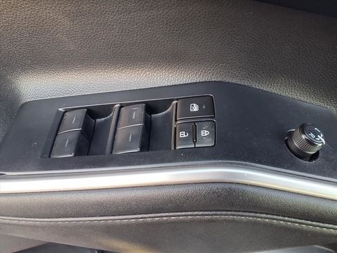 Used 2024 Toyota Highlander LE FWD image 6