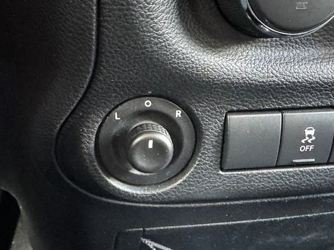 Used 2014 Jeep Wrangler Unlimited Sahara w/ Connectivity Group AWD/4WD image 30