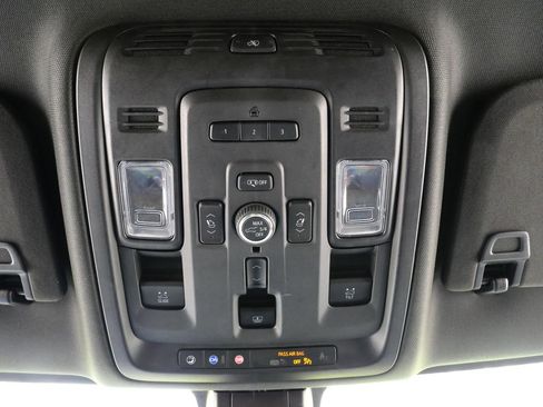 Used 2022 GMC Yukon Denali w/ Denali Premium Package AWD/4WD image 16