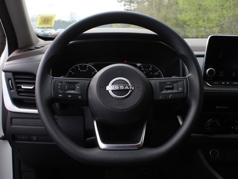 Used 2023 Nissan Rogue S AWD/4WD image 9