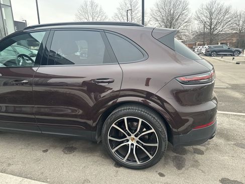 Used 2023 Porsche Cayenne Platinum Edition image 4