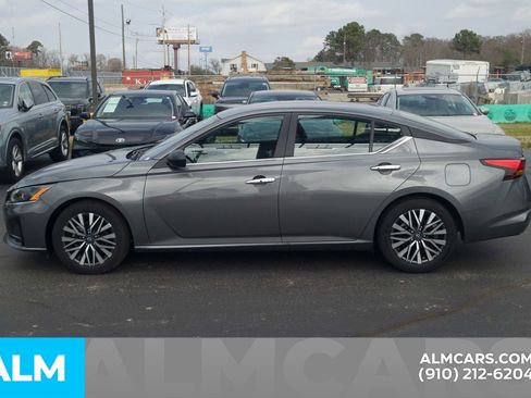 Used 2025 Nissan Altima 2.5 SV image 10