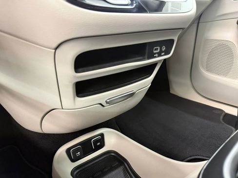 Used 2020 Chrysler Voyager Lxi FWD image 24