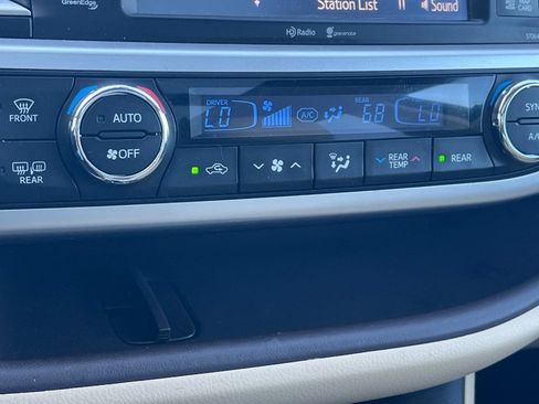 Used 2014 Toyota Highlander Limited Platinum FWD image 18