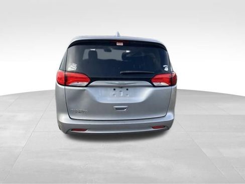 Used 2017 Chrysler Pacifica Touring FWD image 6