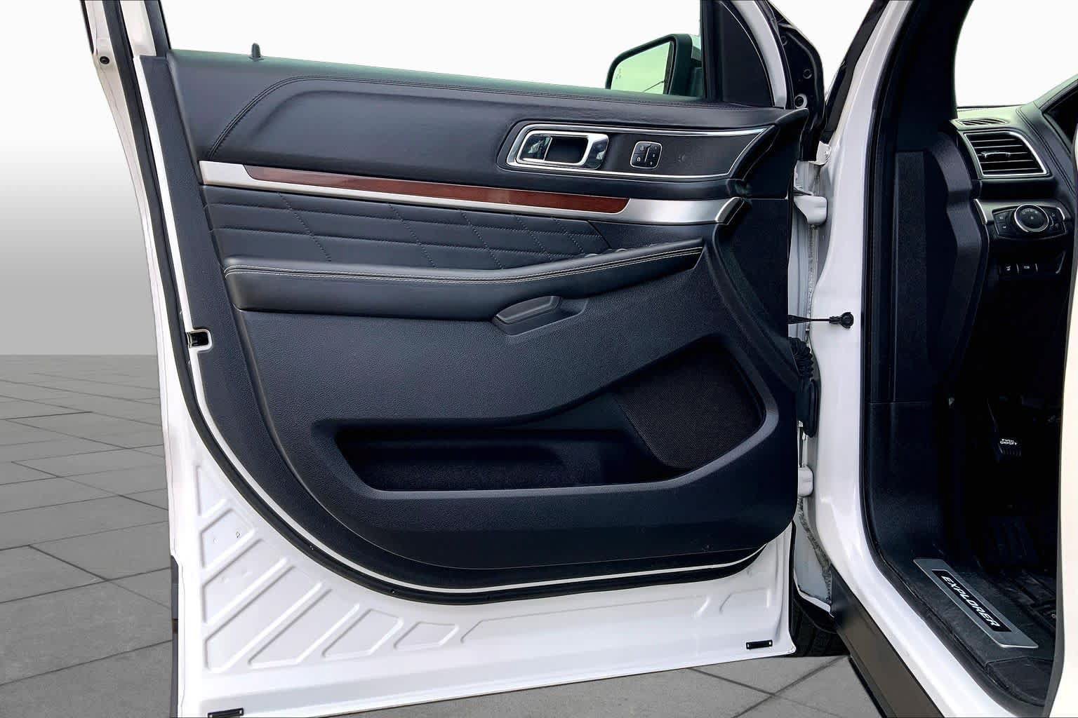 Used 2019 Ford Explorer Platinum AWD/4WD image 21