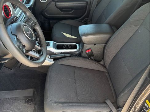 Used 2023 Jeep Gladiator Sport image 10