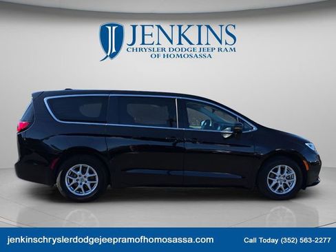 Used 2024 Chrysler Pacifica Touring-L image 2