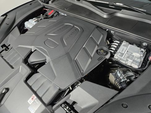 Used 2025 Porsche Cayenne Coupe image 23