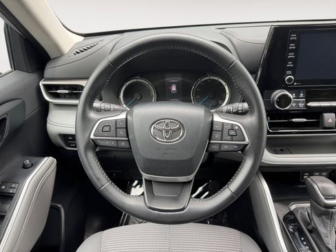 Used 2022 Toyota Highlander LE AWD/4WD image 13