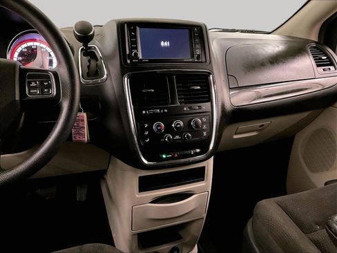 Used 2019 Dodge Grand Caravan SE image 6