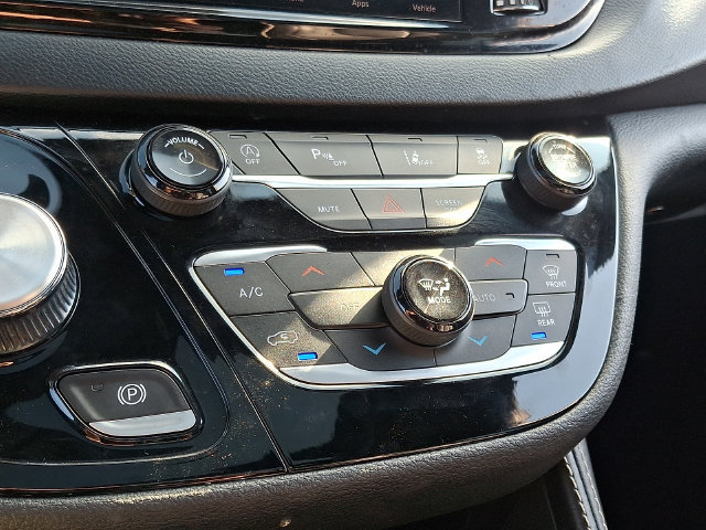 Used 2025 Chrysler Pacifica Limited FWD image 16