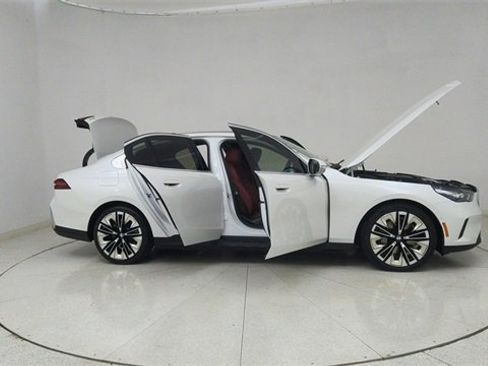 Used 2025 BMW 540i xDrive image 75