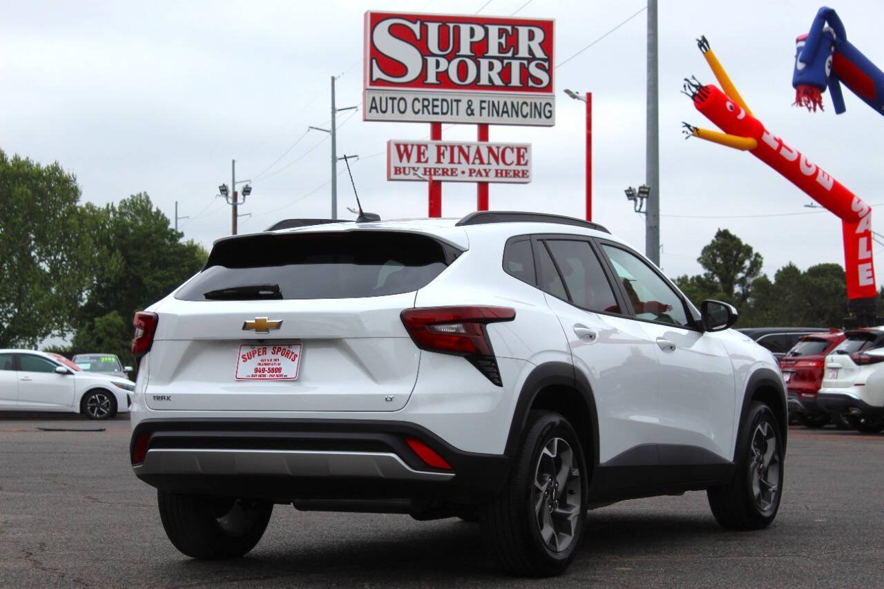 Used 2025 Chevrolet Trax LT FWD image 4