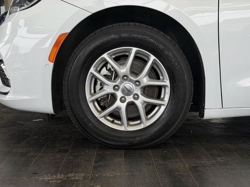 Used 2023 Chrysler Pacifica Touring-L FWD image 26