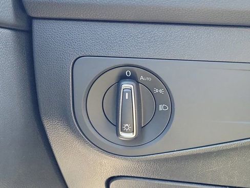 Used 2023 Volkswagen Tiguan SE w/ Panoramic Sunroof Package FWD image 18