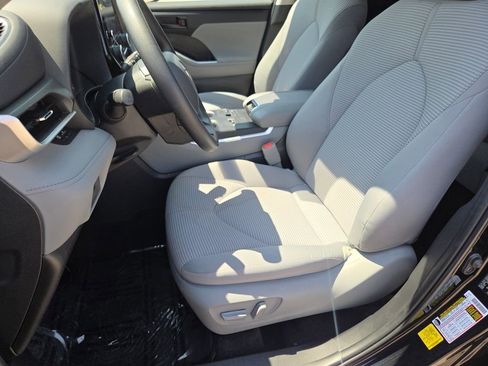 Used 2023 Toyota Highlander L FWD image 6