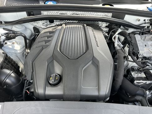 Used 2025 Porsche Macan AWD/4WD image 9