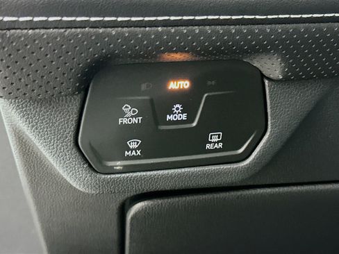 Used 2025 Volkswagen Atlas SE FWD image 17