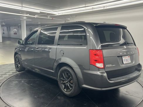 Used 2019 Dodge Grand Caravan SE image 3