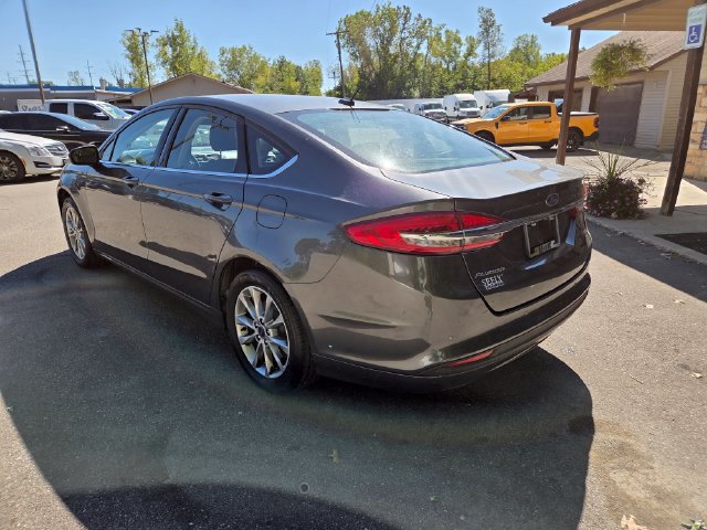 Used 2017 Ford Fusion SE w/ Fusion SE Technology Package FWD image 4