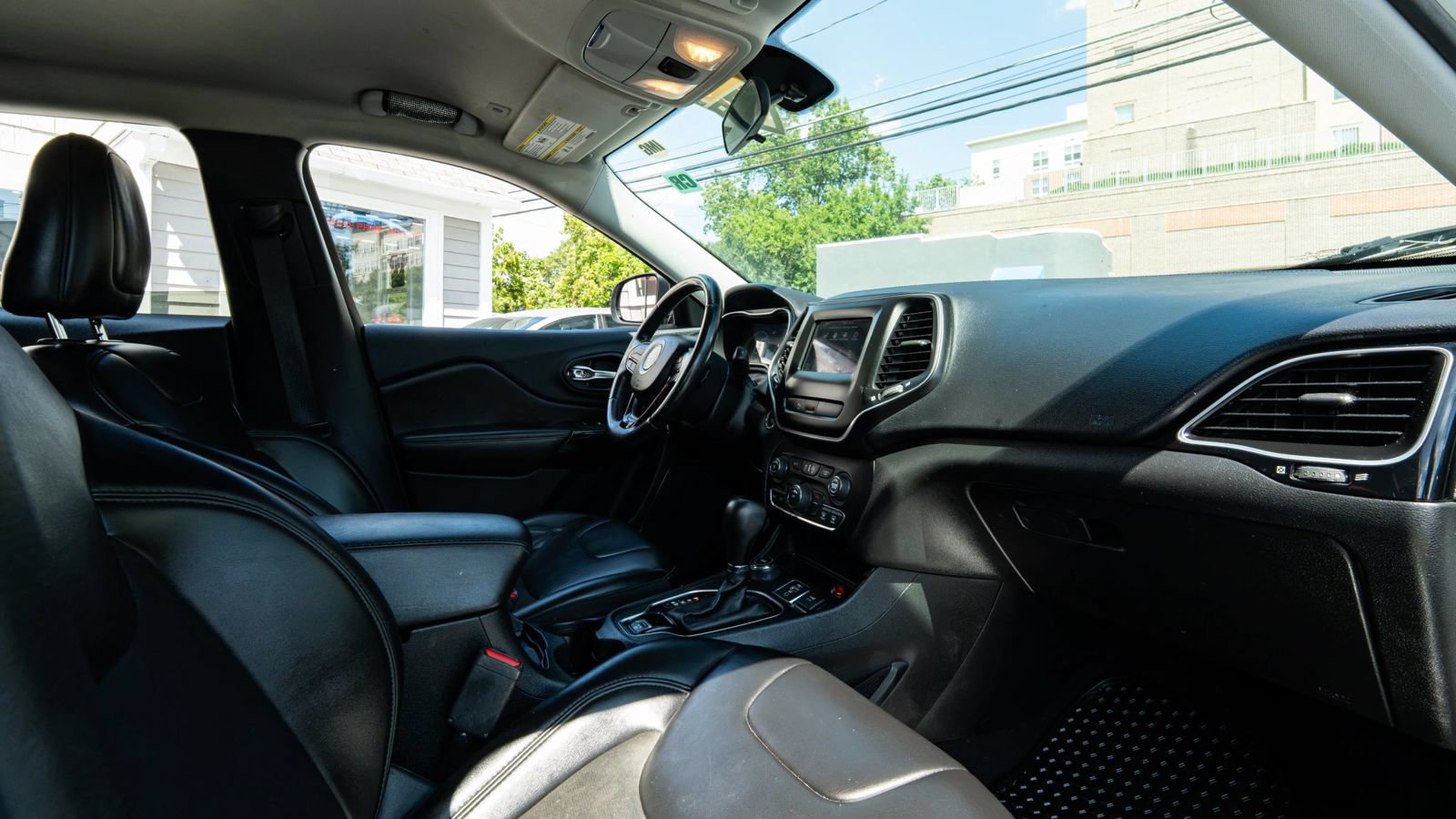 Used 2019 Jeep Cherokee Latitude Plus AWD/4WD image 12