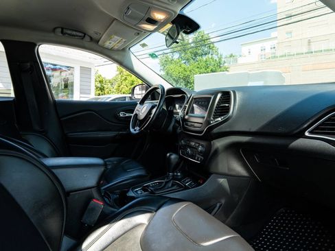 Used 2019 Jeep Cherokee Latitude Plus AWD/4WD image 12