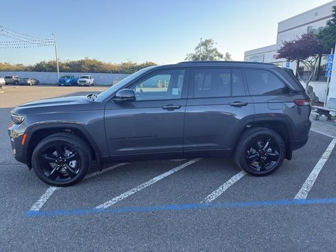 New 2025 Jeep Grand Cherokee Limited w/ Luxury Tech Group II image 2